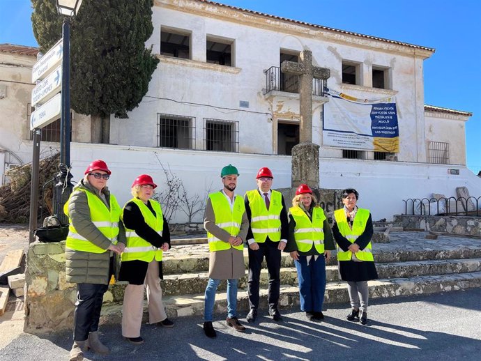 Visita del subdelegado del Gobierno en Granada, José Antonio Montilla, a la antigua casa de maestros de Moclín.