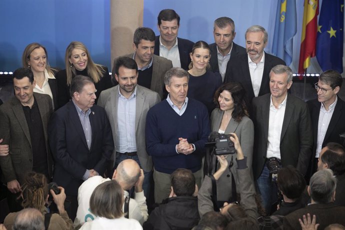 Foto de familia durante la clausura del acto de presentación de la 'Declaración de Asturias', en el Hotel de la Reconquista, a 12 de enero de 2025, en Oviedo, Asturias (España). Feijóo, y sus 'barones' territoriales han acudido este fin de semana a Asturi