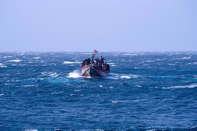 Archivo - August 22, 2024, El Hierro, Canary Islands, Spain: The Spanish flag flying on the bow of a Senegalese wooden boat carrying 188 migrants near the port of La Restinga on the island of El Hierro. 358 people arrived in a course of 3 hours to the Can