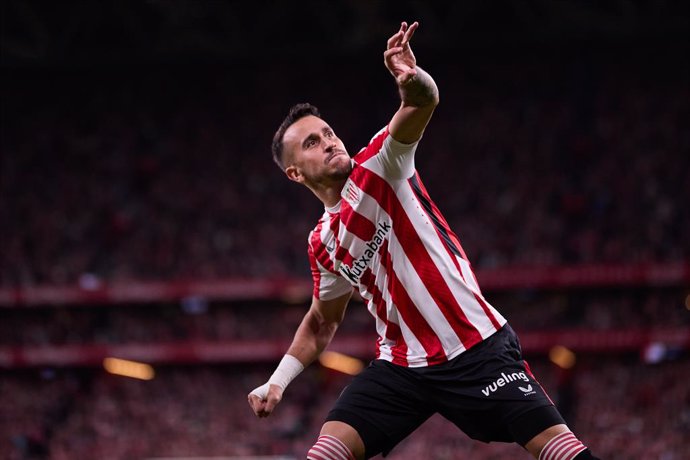 Archivo - Alex Berenguer of Athletic Club celebrates after scoring goal during the LaLiga EA Sports match between Athletic Club and Real Betis Balompie at San Mames on November 3, 2024, in Bilbao, Spain.