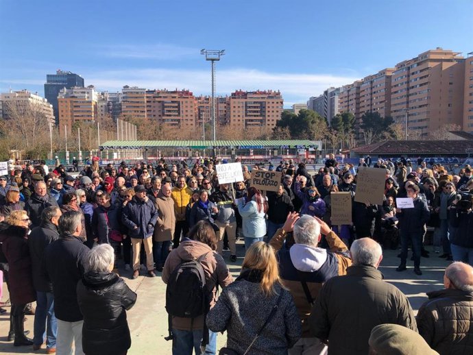 Vecinos de Vía Hispanidad y alrededores concentrados este domingo en el skatepark 'Ignacio Echeverría' para protestar contra el proyecto municipal que contempla levantar en la zona una gran torre y 470 viviendas. 