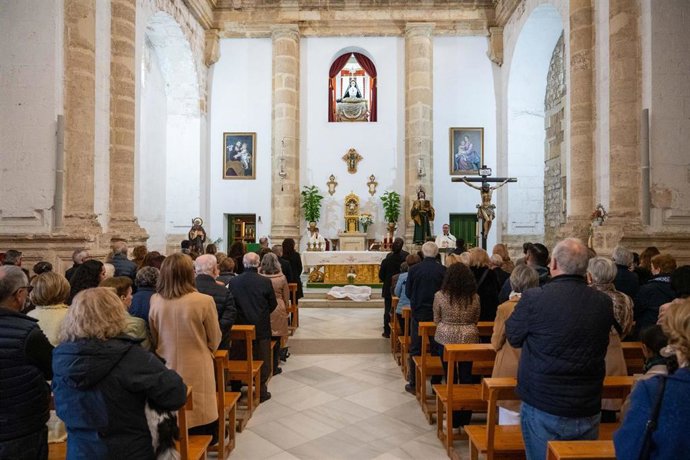 Misa en honor a San Antón en la parroquia de San Juan Evangelista de Almería.