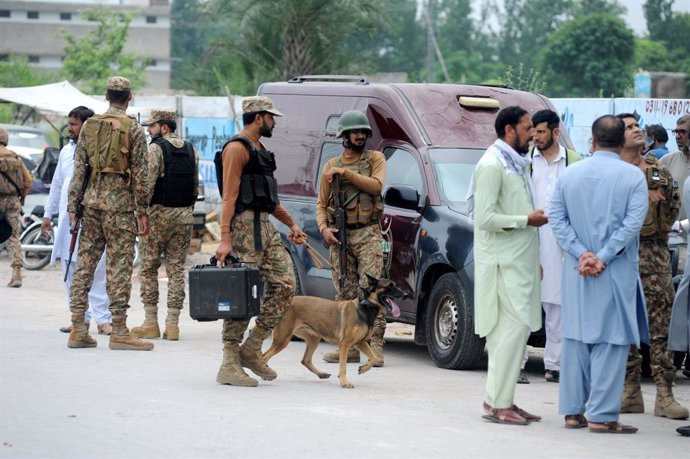 Archivo - August 7, 2024, Peshawar, Peshawar, Pakistan: Bombing targeting police vehicle on roadside in PeshawarPESHAWAR, PAKISTAN, AUGUST, 07: Pakistani security officials inspect the scene of an explosion targeting a police vehicle, in Peshawar, Pakista