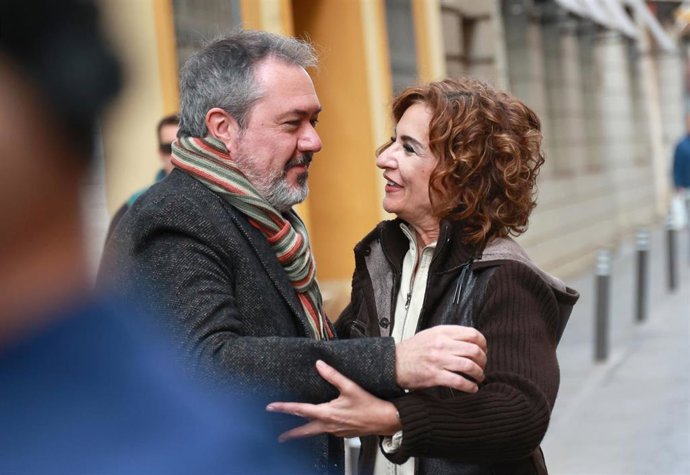La nueva secretaria general del PSOE-A, María Jesús Montero, saluda al secretario general saliente del PSOE-A, Juan Espadas, al inicio de la rueda de prensa. A 19 de enero de 2025 en Sevilla (Andalucía, España). La Comisión Regional de Ética del PSOE de A