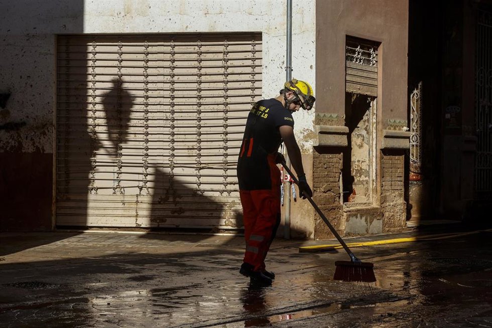 Archivo - Un bombero realiza labores de limpieza en una calle cubierta de barro por la dana, a 28 de noviembre de 2024, en Paiporta