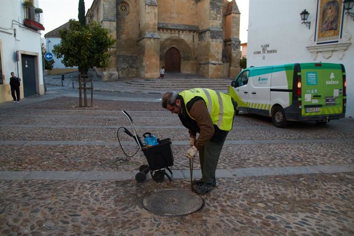 Archivo - Operario de Sadeco en tareas de limpieza.