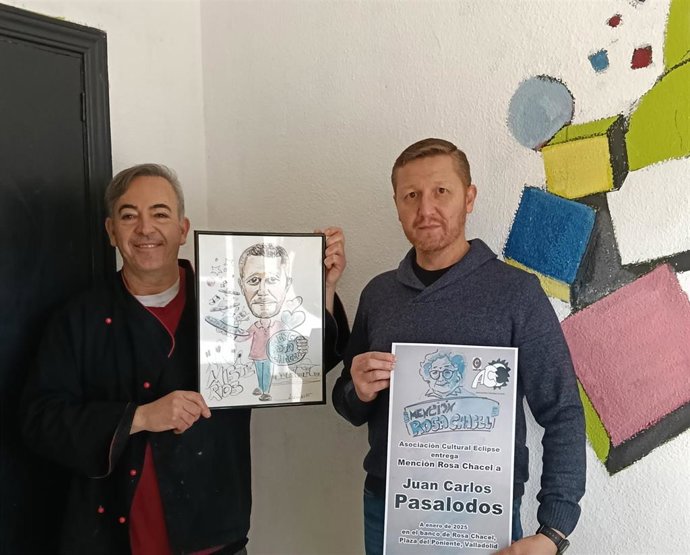 El escritor Juan Carlos Pasalodos con su Mención Rosa Chacel.