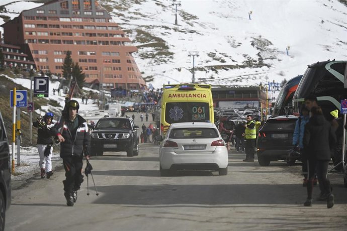 Varias personas en la estación de esquí de Astún (Huesca) este sábado tras el accidente ocurrido en el telesilla Canal Roya. 