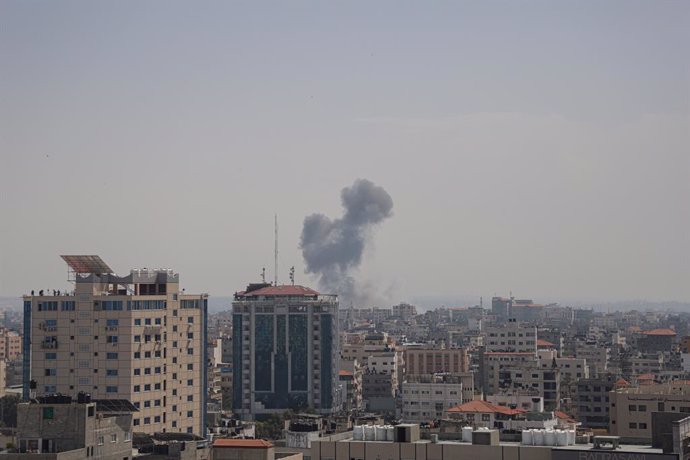 Archivo - GAZA, May 11, 2023  -- Smoke rises following an Israeli airstrike in Gaza City, on May 11, 2023. Israeli fighter jets Thursday continued intensive airstrikes on the Gaza Strip for a third day in a row in response to rockets fired towards Israel,