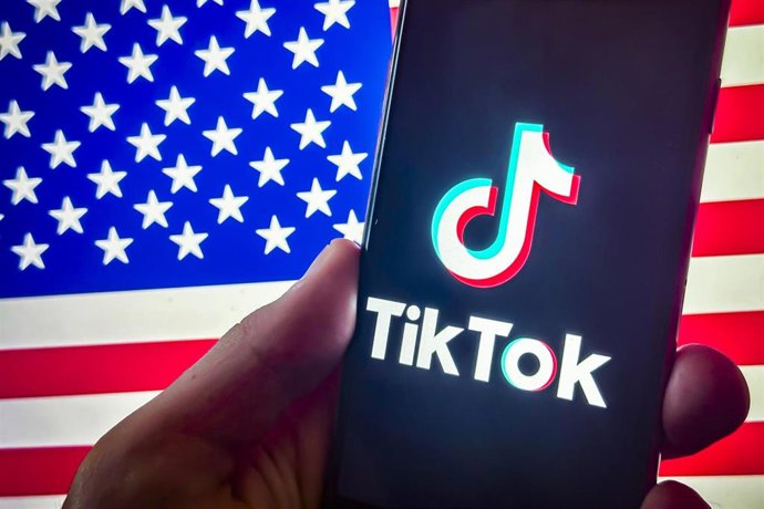 Logotipo de TikTok y una bandera de Estados Unidos