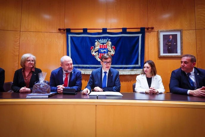 El presidente de la Generalitat de Catalunya, Salvador Illa, ha visitado el Ayuntamiento de Cambrils (Tarragona) y se ha reunido con su alcalde, Alfredo Clúa (PSC)