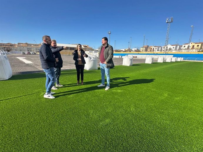 Visita municipal al campo de fútbol de Pablo VI.