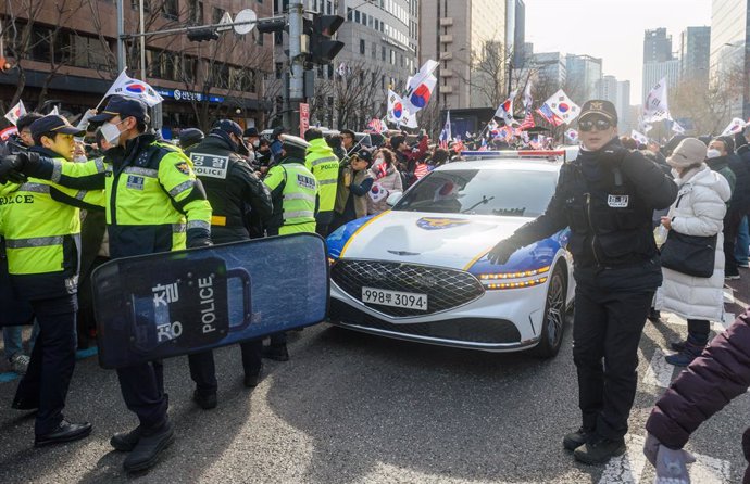 January 18, 2025, Seoul, South Korea: Police officers are seen pushing supporters of the impeached South Korean presidential Yoon Suk Yeol who are trying to block a procession of cars believed to have carried the president near the Western District Court 