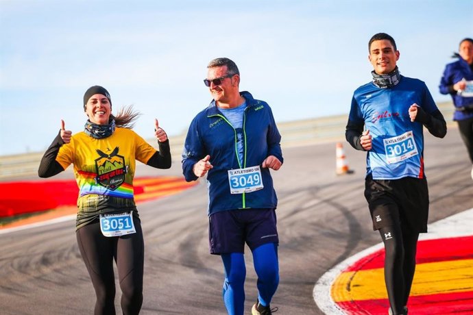 Participantes en una de las pruebas deportivas organizadas en la segunda jornada de La Invernal celebrada este domingo en Motorland Aragón, en Alcañiz (Teruel).