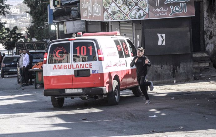 Archivo - December 19, 2024, Nablus, West Bank, Palestine: A Palestinian ambulance transports injured people during an Israeli military operation at Balata refugee camp. Two people, including an 80-year-old Palestinian woman, were killed and two others we