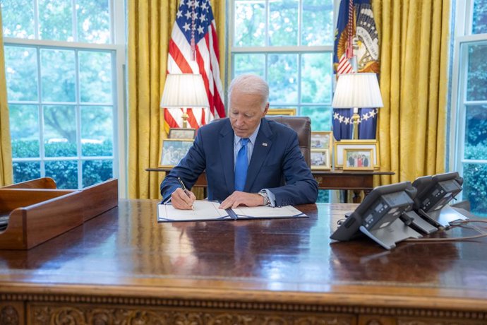 Archivo - September 13, 2024 - Washington, District of Columbia, U.S. - President Joe Biden signs the Preventing the Financing of Illegal Synthetic Drug Act, Friday, September 13, 2024, in the Oval Office. (Photo by Adam Schultz)