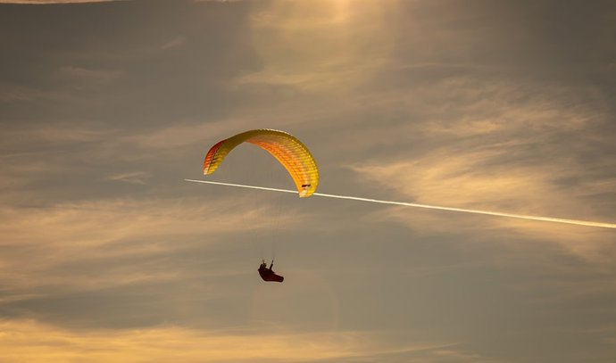 Parapente en el cielo, en una imagen de recurso.