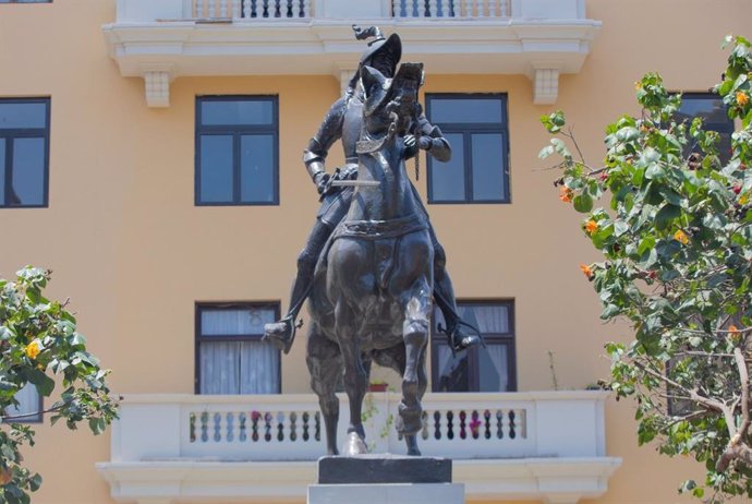 Estatua de Francisco Pizarro en Lima