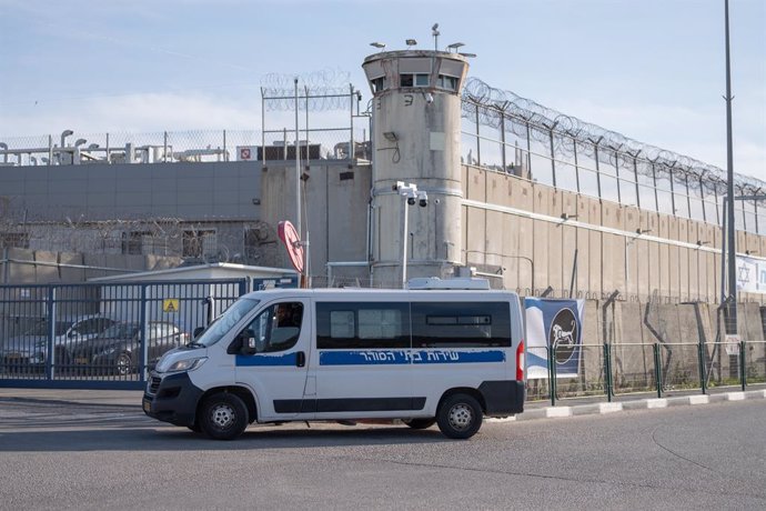 19 January 2025, Israel, Giv'at Ze'ev: Prisoner transportation buses arrive in front of the Ofer Israeli military prison to release 90 Palestinian prisoners as part of the Israeli-Hamas ceasefire deal. Photo: Ilia Yefimovich/dpa