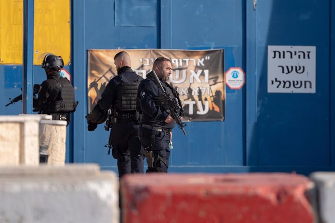 19 January 2025, Israel, West Bank: Guards pictured as prisoner transportation buses arrive in front of the Ofer Israeli military prison to release 90 Palestinian prisoners as part of the Israeli-Hamas ceasefire deal. Photo: Ilia Yefimovich/dpa