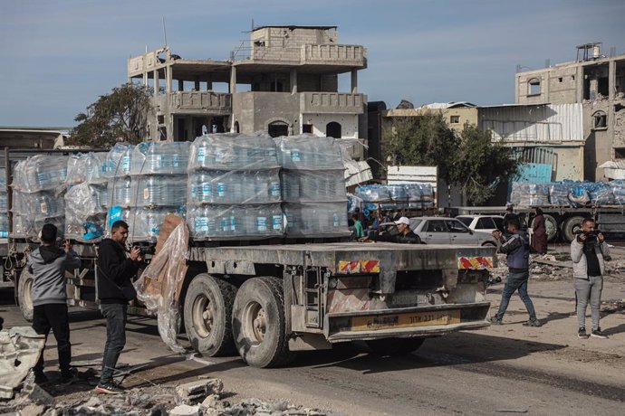 January 19, 2025, Rafah, Gaza Strip, Palestinian Territory: Trucks loaded with food and humanitarian aid enter the Gaza Strip through the Kerem Shalom crossing, on Salah al-Din Road in Rafah, southern Gaza Strip, Jan 19, 2025