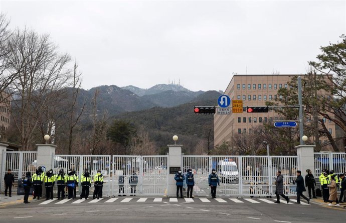 Agentes de policía hacen guardia frente al edificio del Complejo Gubernamental de Gwacheon, donde se encuentra la Oficina de Investigación de Corrupción para Funcionarios de Alto Rango (CIO), en Gwacheon, Corea del Sur