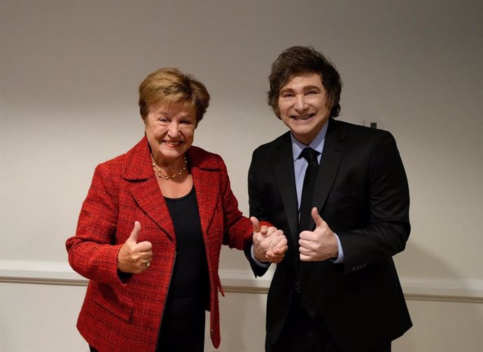 La directora gerente del FMI, Kristalina Georgieva, y el presidente de Argentina, Javier Milei