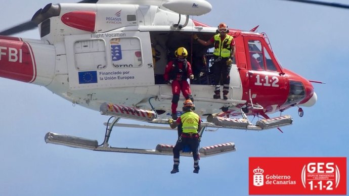 El helicóptero del GES realiza un rescate en Arico (Tenerife)