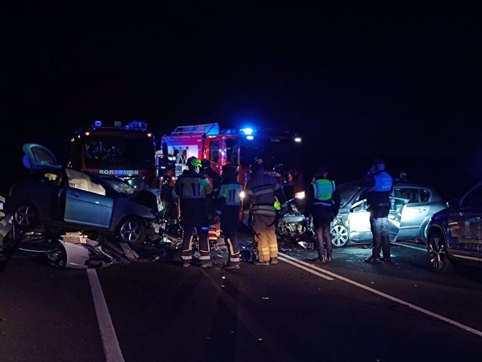 Los recursos de emergencia atendiendo a los afectados de un accidente de tráfico en Lanzarote