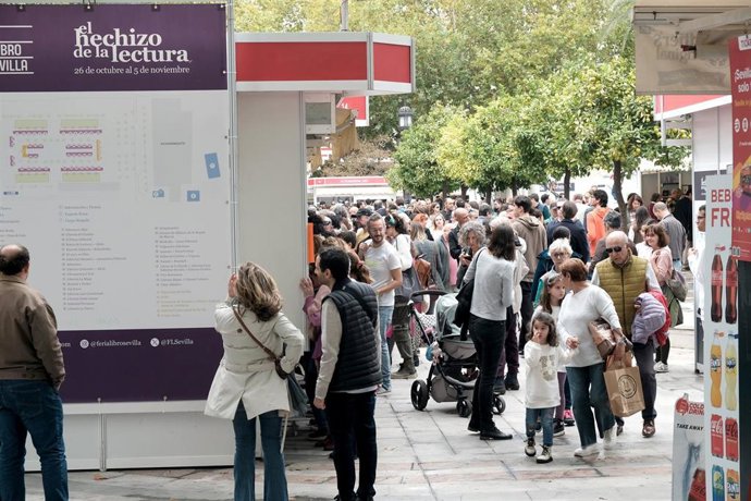 Archivo - Asistentes a la Feria del Libro de Sevilla 2023.