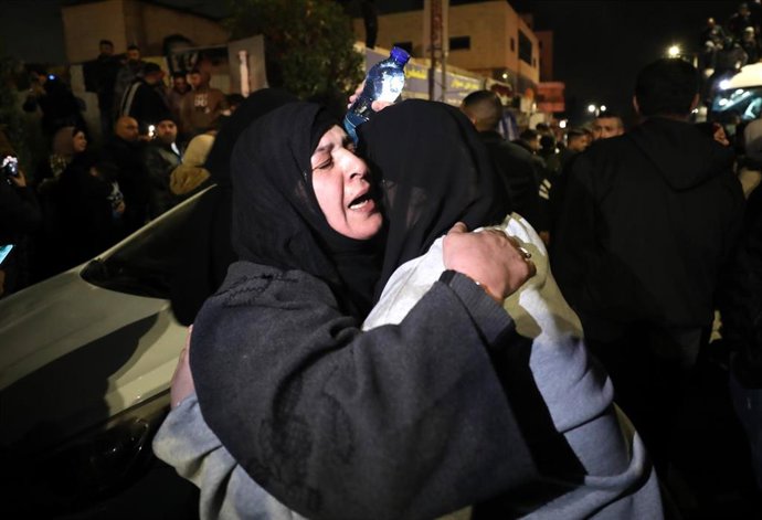 Una presa palestina excarcelada abraza a una familiar tras su liberación en el marco del acuerdo entre Israel y Hamás para un alto el fuego en la Franja de Gaza (archivo)