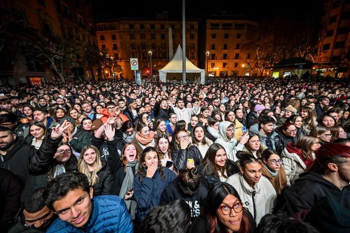 Asistentes a uno de los conciertos de la Revetla de Sant Sebastià.