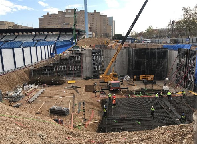 Archivo - Obras de demolición del estadio de La Romareda