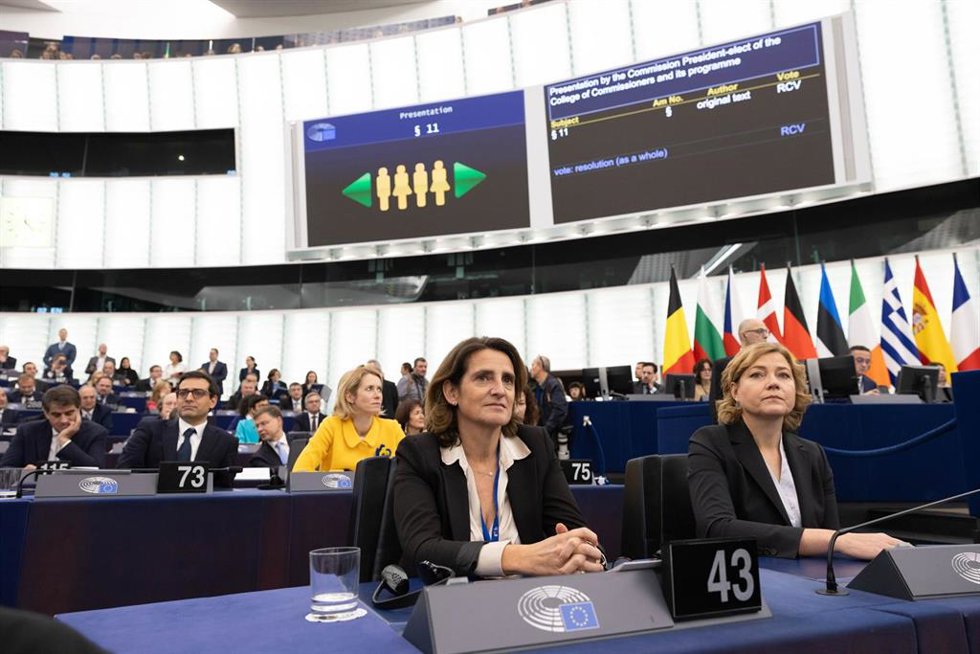 Archivo - La vicepresidenta para la Transición Limpia y Justa y Competencia de la Comisión Europea, Teresa Ribera (i), durante el acto de presentación del equipo de la Comisión Europea ante la Eurocámara, a 27 de noviembre de 2024, en Bruselas (Bélgica).