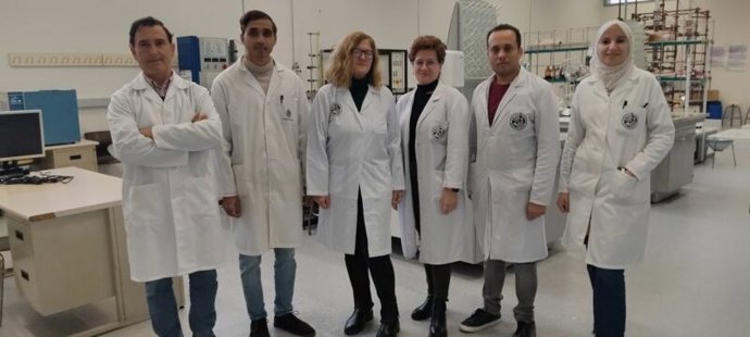 El equipo de investigación de la UJA al completo en el laboratorio