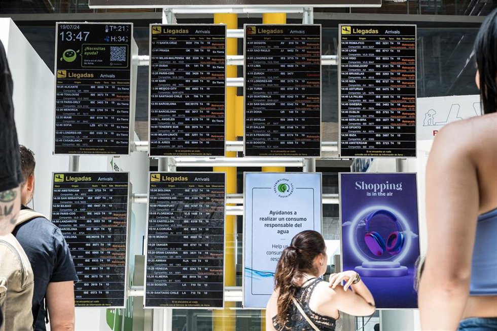Archivo - Pasajeros en el aeropuerto de Madrid-Barajas
