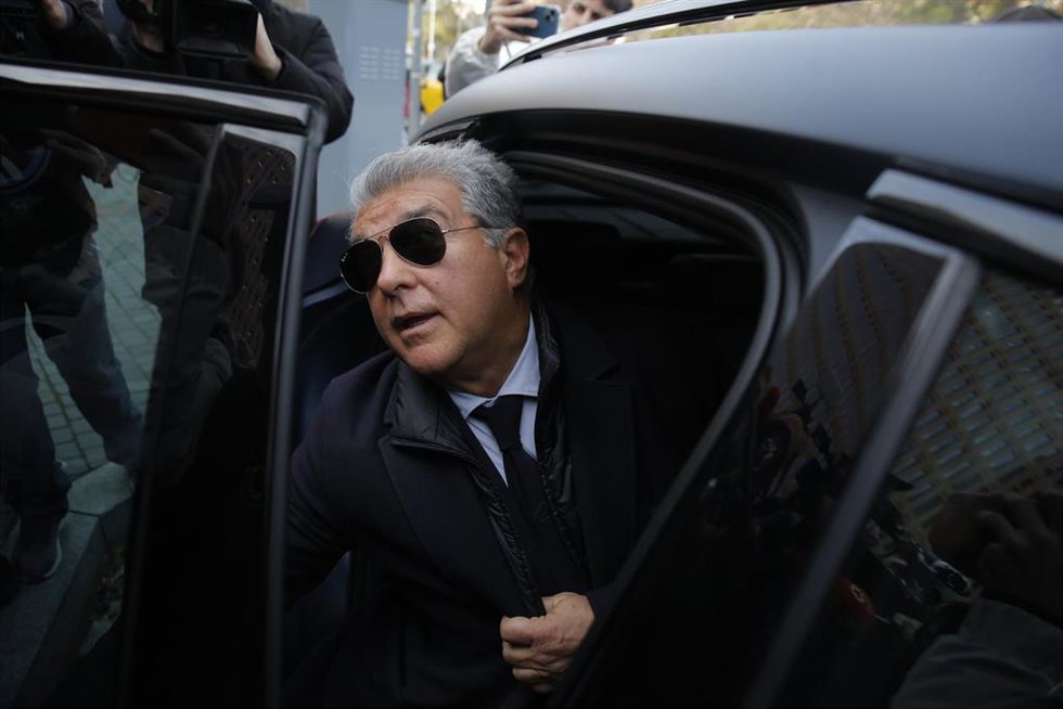 El presidente del FC Barcelona, Joan Laporta, entra en el coche tras declarar en la Ciutat de la Justicia.
