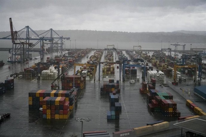 Las exportaciones ascienden a 2.376 millones tras caer un 12,7% en enero y las importaciones bajan un 4,8%