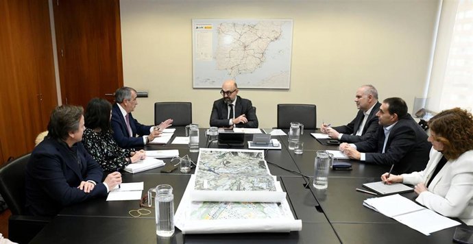 El consejero de Cohesión Territorial del Gobierno de Navarra, Óscar Chivite, se reúne con el presidente de ADIF, Pedro Marco.