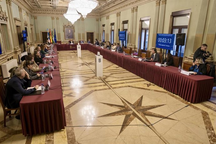 Pleno Extraordinario del Ayuntamiento de Huelva en el que se han aprobado los honores y disticiones.
