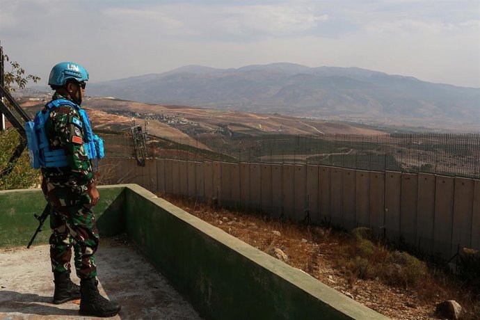 Archivo - Un 'casco azul' de la Fuerza Interina de Naciones Unidas en Líbano (FINUL) cerca de la frontera entre Líbano e Israel (archivo).