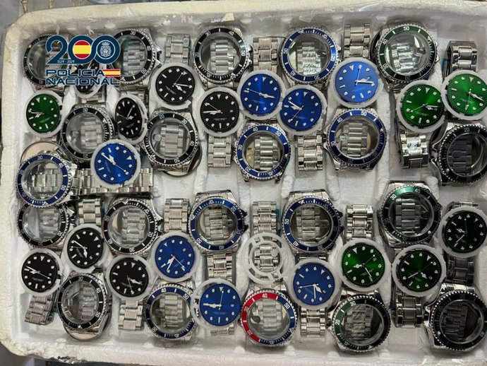Relojes falsificados intervenidos en una operación de la Policía Nacional en Arona