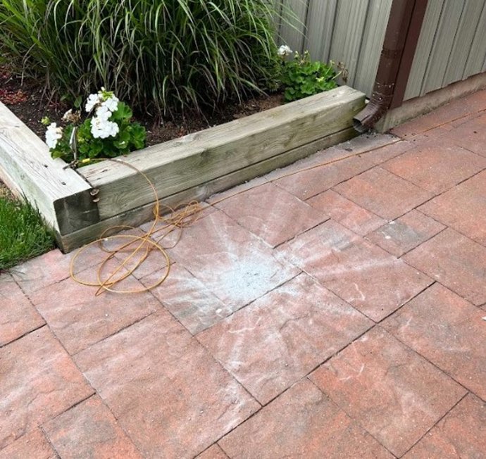 Huella del impacto de una roca espacial en una vivienda en Canadá. Una cámara grabó el impacto con sonido