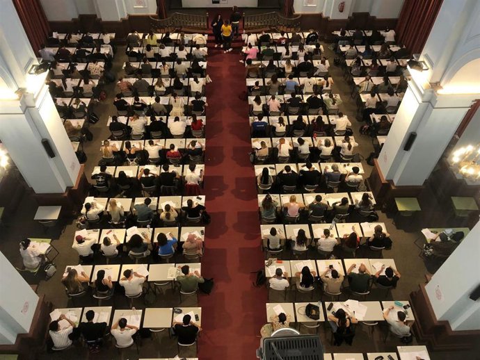 Archivo - Alumnado de la UNED en València durante las pruebas presenciales (archivo)