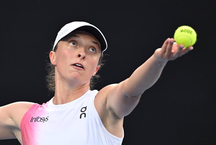 20 January 2025, Australia, Melbourne: Polish tennis player Iga Swiatek prepares to serve during her round 4 match against German tennis player Jeva Lys during the 2025 Australian Open at Melbourne Park. Photo: James Ross/AAP/dpa