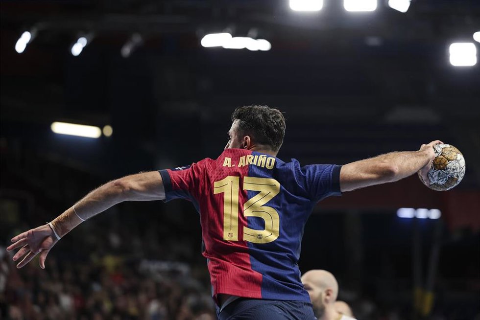 Archivo - Aitor Arino of FC Barcelona in action during the EHF Champions League 2024/25, Group Phase, handball match played between FC Barcelona and SC Magdeburg at Palau Blaugrana on October 24, 2024 in Barcelona, Spain.
