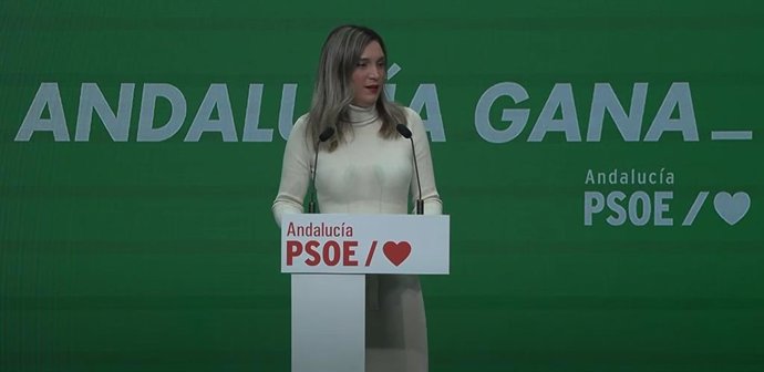 La portavoz del PSOE-A, María Márquez, en rueda de prensa en la sede regional del partido, en Sevilla.