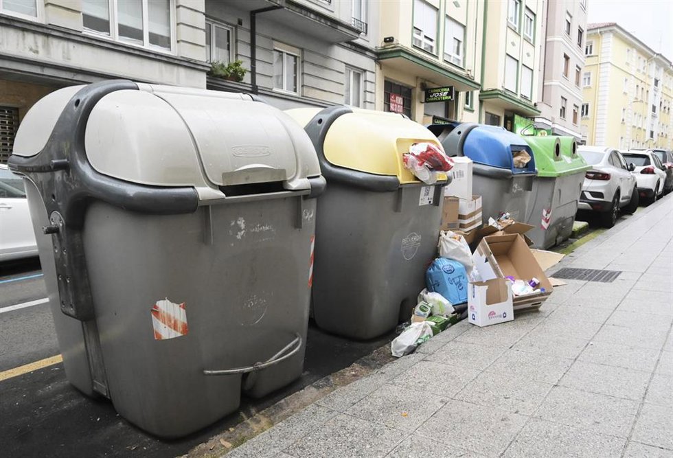Archivo - Contenedores de basura