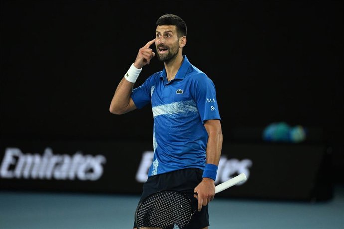 19 de enero de 2025, Australia, Melbourne: El tenista serbio Novak Djokovic reacciona durante su partido de cuarta ronda contra el tenista checo Jiri Lehecka durante el Abierto de Australia 2025 en Melbourne Park. Foto: James Ross/AAP/dpa