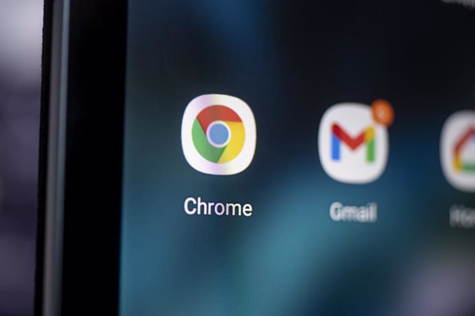 Archivo - El logo de la app de Google Chrome en un teléfono móvil